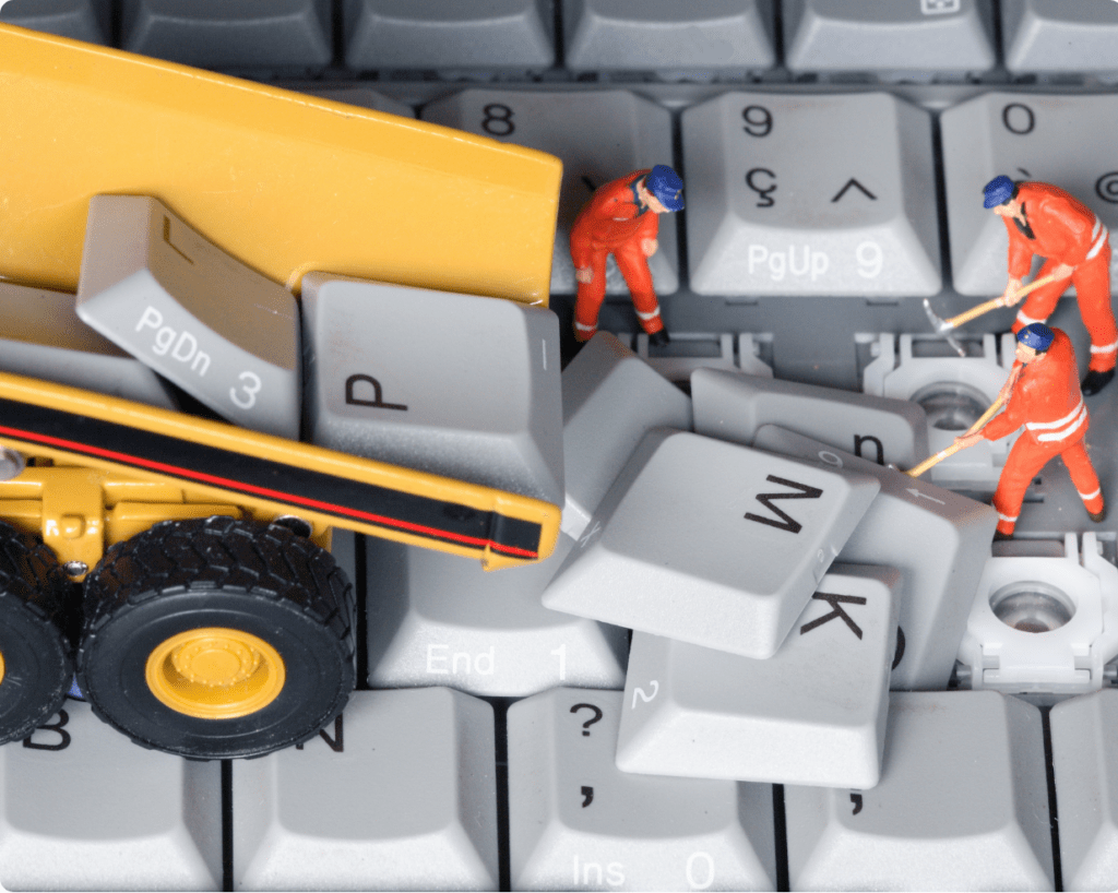 figurines d'ouvriers chargeant des touches de clavier dans un camion miniature